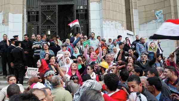 Manifestation dénonçant le pouvoir renforcé de Morsi