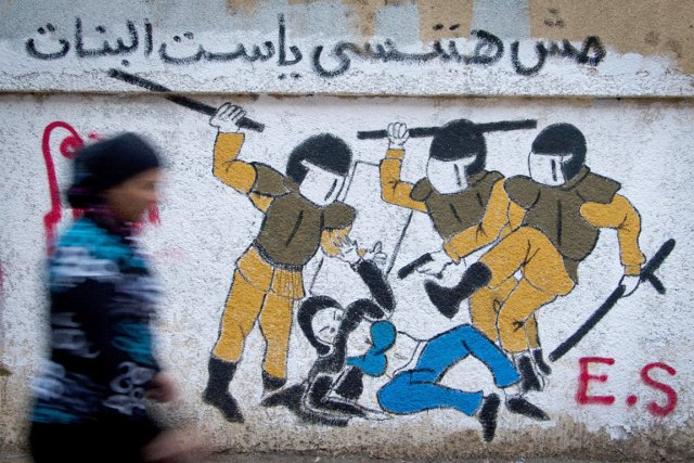 Un graffiti dessiné sur le mur d'un édifice de la place Tahrir au Caire, illustrant une scène tristement célèbre, de cette  manifestante vêtue de bleu qui fut rouée de coups et déshabillée par des policiers égyptiens.Cette image est devenue le logo du groupe Facebook "Le Soulèvement des femmes dans le monde arabe" 