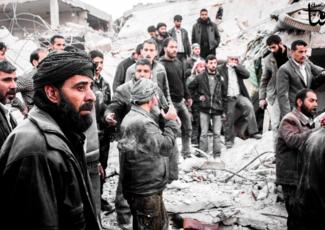 Bombardements, à Douma, le 29 décembre 2012,alors que secours est apporté à des survivants