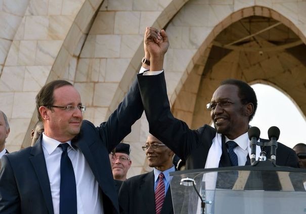 Hollande et le président par intérim Diocounda Traoré