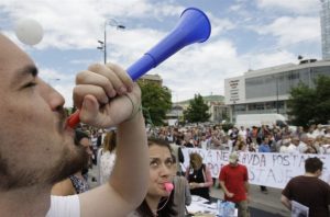 Plusieurs milliers – le double de la veille – sont descendues dans la rue à Sarajevo, mardi 11 juin,  pour revendiquer la fin des «querelles ethniques» manipulées et utilisées par les dirigeants politiques.  La police a interdit une manifestation étudiante le mercredi 12 juin 2013.