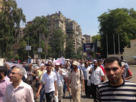 Manifestation de pro-Morsi vers l'Université du Caire aux alentours 14 h. Ils sont très peu nombreux.