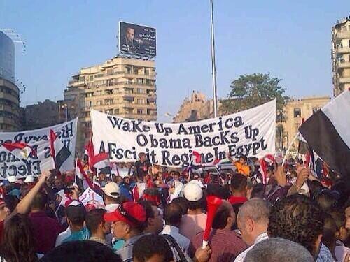 Banderole dans une manif: Réveille-toi Amérique, Obama soutient un régime fasciste en Egypte. On pourrait rajouter la France, etc...