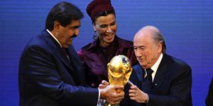 Le cheikHamad Ben Khalifa Al-Thani, sa femme Moza Bint Nasser Al   Missned et le Suisse (Haut-Valais), Joseph Blatter, président de la FIFA, le 2   décembre 2012 à Zürich, lors de la cérémonie d'attribution au "mondial" au Qatar