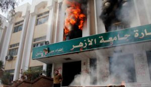 Le bâtiment de la faculté de commerce d'Al-Azhar en flammes. Qui sont les «incendiaires»?
