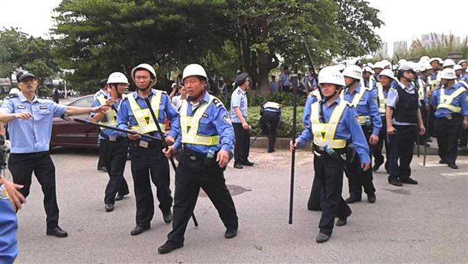 Le 15 avril 2014, la police intervient devant les portes de l'usine de Yue Yen à Dongguan