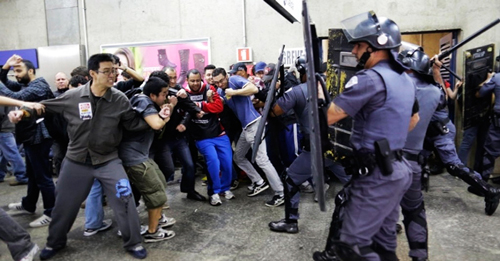 Les troupes de choc contre les grévistes du métro à Sao Paulo