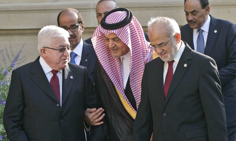 Le président irakien Fouad Massoum et le ministre des Affaires étrangères d'Arabie saoudite Saud al-Faisal et le ministre des Affaires étrangères irakien Ibrahim al-Jaafari lors de la conférence internationale de Paris