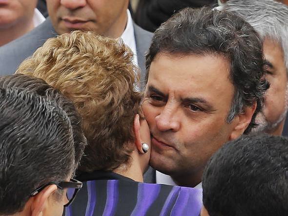Dilma Rousseff embrasse Aécio Neves... Ni l'in, ni l'autre ne sont à embrasser le 26 octobre, deuxième tour de l'élection présidentielle au Brésil deuxième tour des élections présidentielles au Brésil.