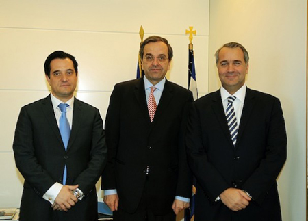 Antonis Samaras entre l'ancien ministre de la santé Adonis Georgiades (ex LAOS - à gauche) et le nouveau: Makis – "la hache" Voridis (ex LAOS - à droite)