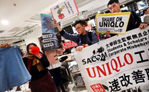 Des étudiants, à Hong Kong, occupe un magasin Uniqlo 