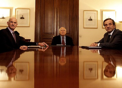 Georges Papandréou (à g.), Karolos Papoulias (au c.) et Antonis Samaras (à d.)