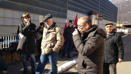 Matteo Pronzini, du MPS Tessin, syndicaliste UNIA, intervient devant la fabrique Cattaneo, avec Gianni Frizzo