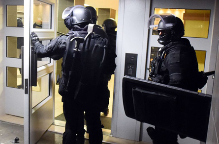 Policier entrant dans un immeuble du Mirail, à Toulouse, le 16 novembre 2015