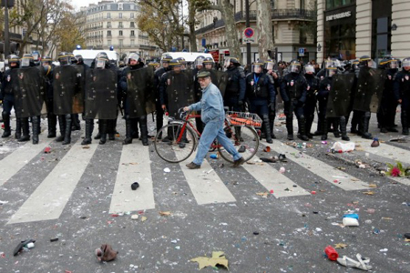 Le 29 novembre 2015, la manifestation «interdite», la provocation prévisible, place de la République