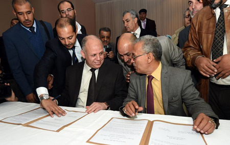 Signature officielle de la Déclaration de Tunis, le 6?décembre, entre les représentants des deux pouvoirs rivaux, Awad Mohammed Abdul-Sadiq (à g.), pour le CGN, et Ibrahim Fethi Amish, pour le Parlement de Tobrouk