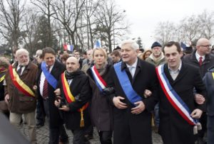En 2013: Marion Maréchal Le Pen aux côtés de Bruno Gollnisch, avec Nick Griffin (2ème depuis la droite), British National Party, connu pour ses positions anti-sémites et négationnistes, lors de la «Manif pour tous»