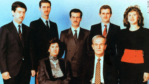 Une photographie de la famille Assad, non datée: assis Hafez el-Assad, sa femme Anisa; et derrière, de gauche à droite: Maher, Bachar, Basel, Majd et Bushra. Une dynastie