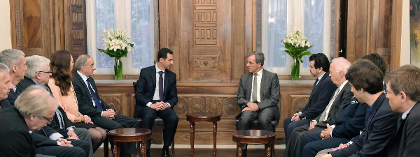Thierry Mariani, Valérie Boyer, Nicolas Dhuicq, Denis Jacquat et Michel Voisin ont rencontré le président Bachar Al-Assad, dimanche 27 mars 2016. En novembre 2015, Thierry Mariani s'était rendu avec quatre députés à Damas où ils avaient notamment rencontré le chef du régime syrien. Cela «pour aider les Chrétiens d’Orient». Les sommets de l’Eglise ont toujours eu de bons rapports – comme sous toutes les dictatures – avec les Assad.