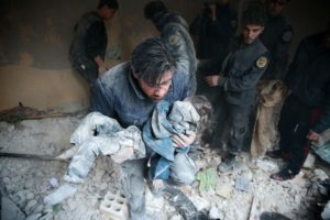 Un jeune «White Helmet» (casque blanc), de la défense civile syrienne, à la rescousse dans Idlib, début 2016.