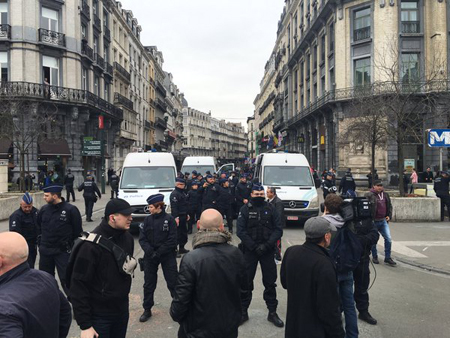 La place de la Bourse est évacuée