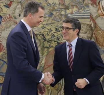 Le 2 mai, le roi dans le palais de la Zarzuela, avec le président du Congrès, Patxi López, fixent les élections du 26 juin