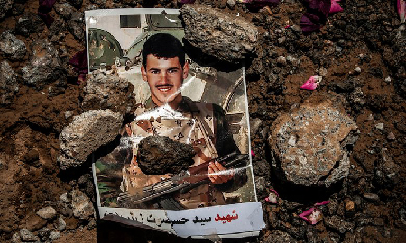 Photographie d’un soldat afghan, «illustrant» sa tombe au nord-est de l’Iran