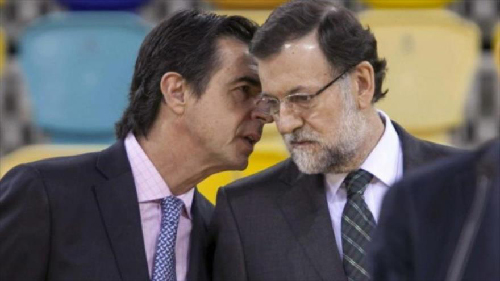 José Manuel Soria, ancien ministre de l’Industrie en conversation avec Mariano Rajoy