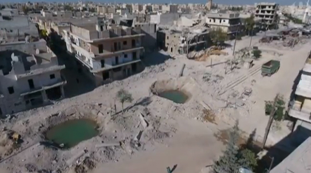 Cratères provoqués par des bombes anti-bunkers (vue prise par drone publiée dans une vidéo du Guardian le 28 septembre 2016)